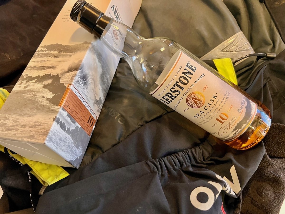 Fles Whisky op zeiljas